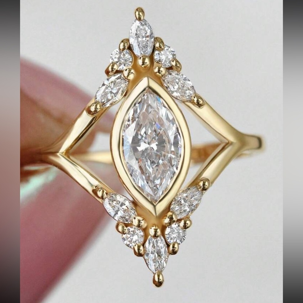 🆕 Gold Ring with Stunning Clear Crystals!!!  Brand NEW!!! Size 8